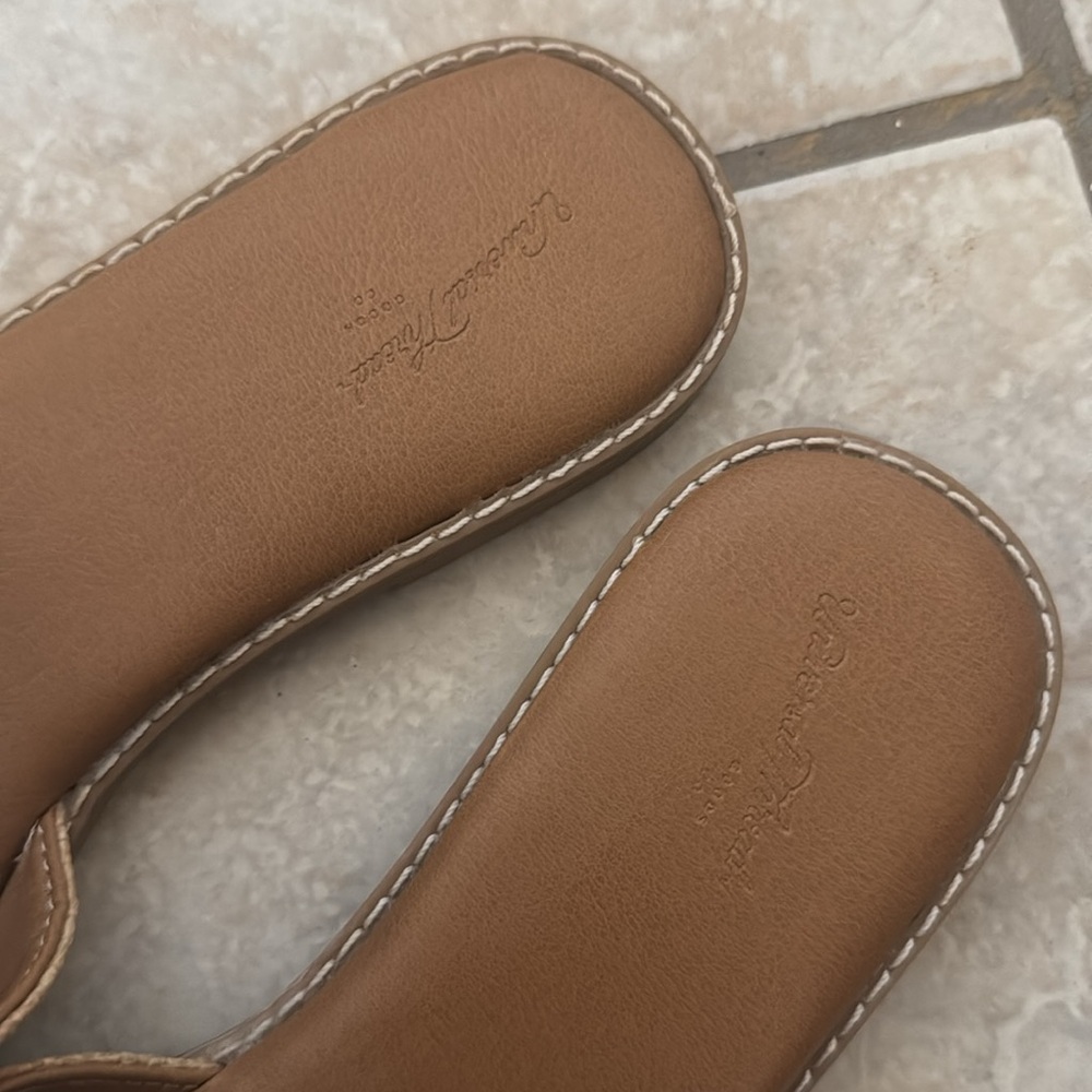 Universal Thread sandals size 6 - Picture 4 of 4